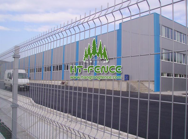 Welded wire panel fence